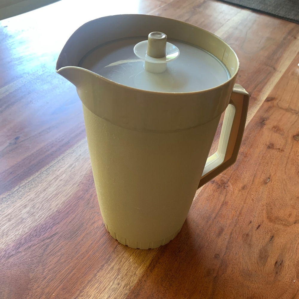 VINTAGE TUPPERWARE TAN BROWN WATER JUICE PITCHER 9 1/2" WITH LID 800-4, 800-2
